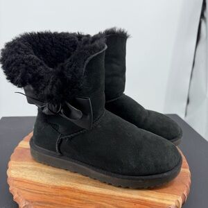 UGG DAELYNN Black sheepskin leather bow women’s 9 1019983